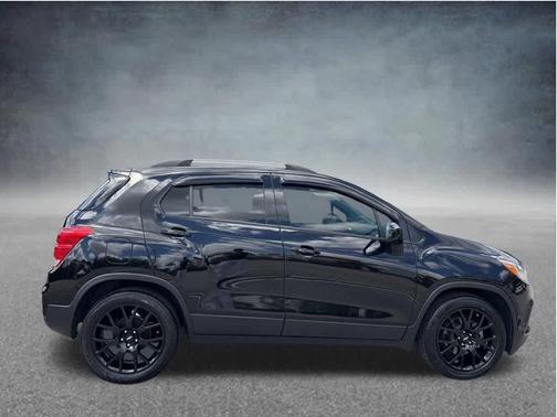 Mosaic Black Metallic 2022 Chevrolet Trax LT