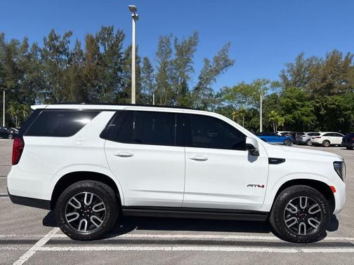 Summit White 2024 GMC Yukon AT4