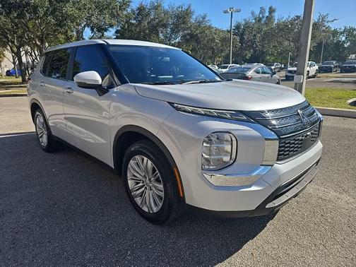 2024 Mitsubishi Outlander ES