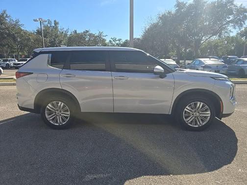 2024 Mitsubishi Outlander ES
