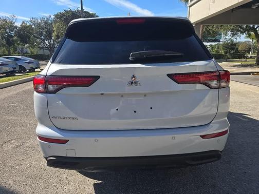 2024 Mitsubishi Outlander ES