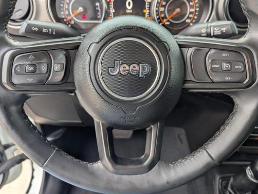 Bright White Clearcoat 2022 Jeep Gladiator Willys 4x4
