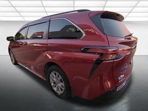 2022 Toyota Sienna XLE 8 Passenger