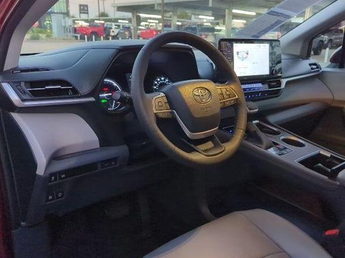 2022 Toyota Sienna XLE 8 Passenger