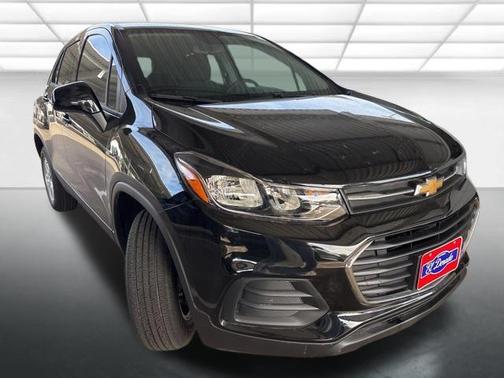 Mosaic Black Metallic 2022 Chevrolet Trax LS
