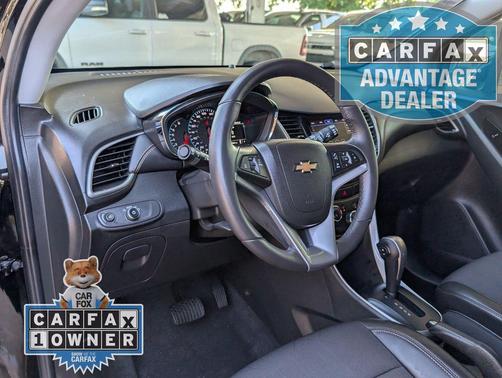 Mosaic Black Metallic 2022 Chevrolet Trax LT