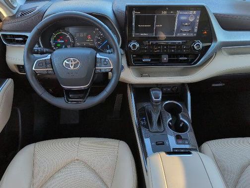 2021 Toyota Highlander Hybrid Platinum
