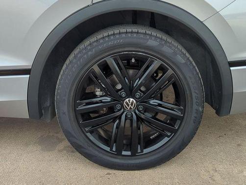 2022 Volkswagen Tiguan 2.0T SE R-Line Black