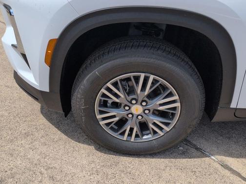 Summit White 2026 Chevrolet Traverse LT