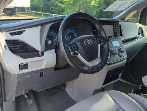 2020 Toyota Sienna XLE