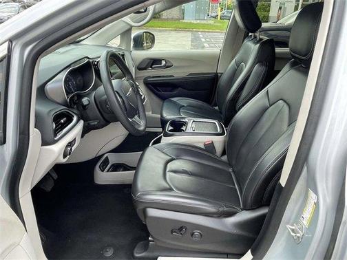 2023 Chrysler Pacifica Touring-L