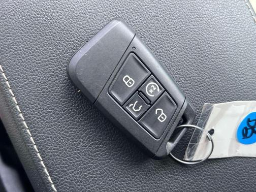 Platinum Gray Metallic 2024 Volkswagen Tiguan 2.0T SE