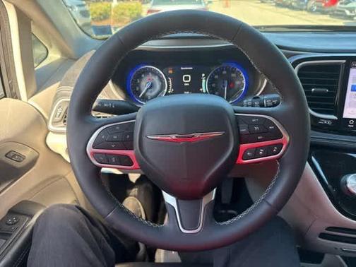 2022 Chrysler Pacifica Touring-L