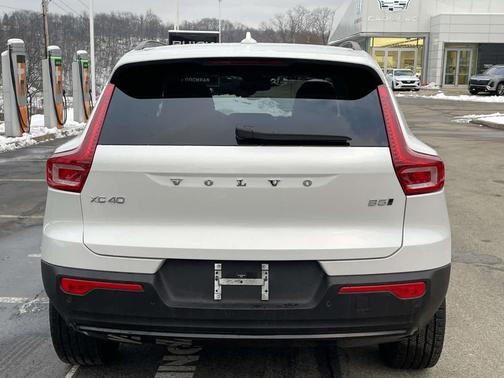 2023 Volvo XC40 B5 Plus Dark Theme