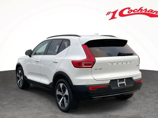 2023 Volvo XC40 B5 Plus Dark Theme