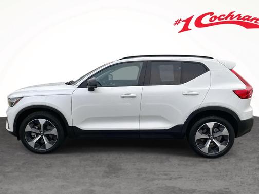 2023 Volvo XC40 B5 Plus Dark Theme