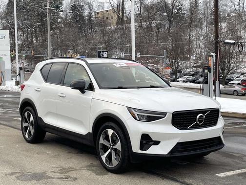 2023 Volvo XC40 B5 Plus Dark Theme
