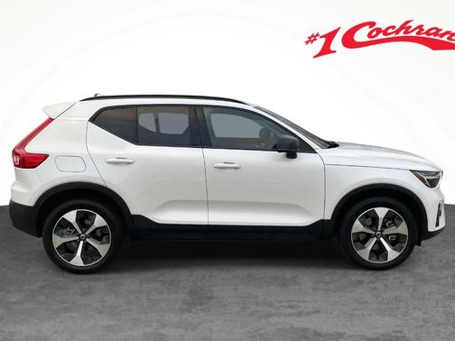 2023 Volvo XC40 B5 Plus Dark Theme