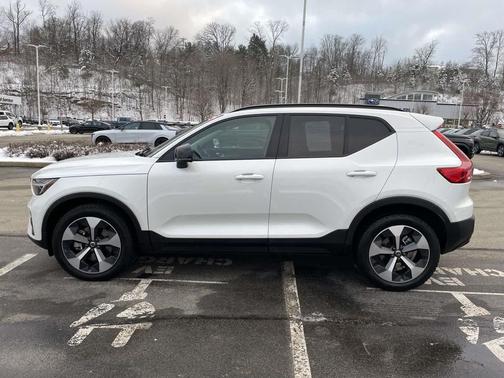 2023 Volvo XC40 B5 Plus Dark Theme