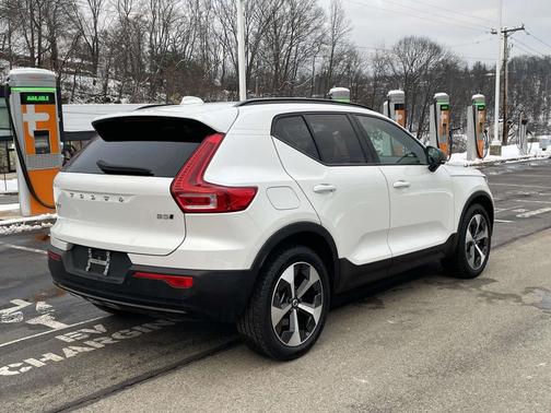 2023 Volvo XC40 B5 Plus Dark Theme