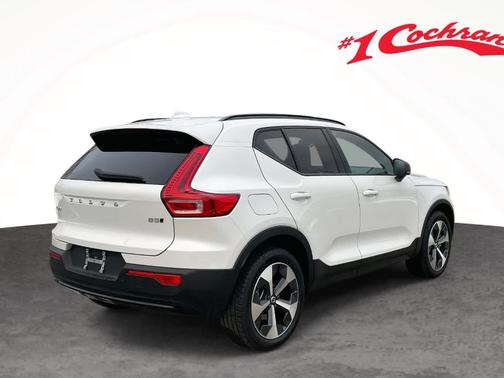 2023 Volvo XC40 B5 Plus Dark Theme