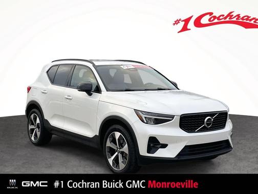2023 Volvo XC40 B5 Plus Dark Theme