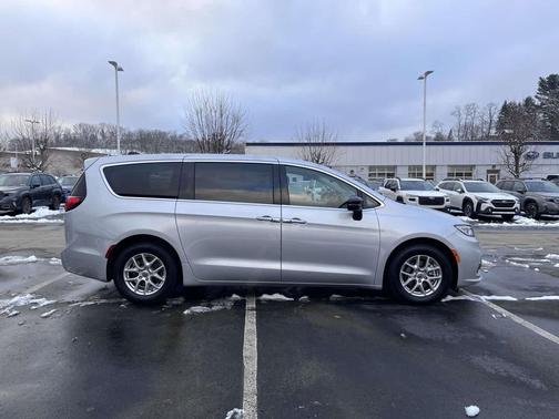 2024 Chrysler Pacifica Touring-L