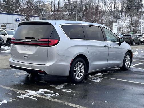 2024 Chrysler Pacifica Touring-L