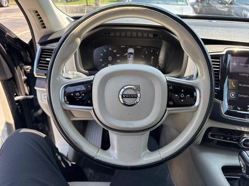 2016 Volvo XC90 T6 Momentum