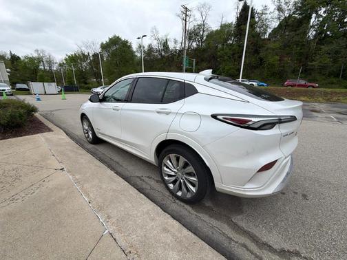 White Frost Tri-Coat 2025 Buick Envista Avenir