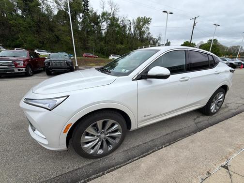 White Frost Tri-Coat 2025 Buick Envista Avenir
