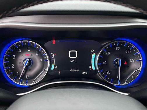 Brilliant Black Crystal Pearlcoat 2023 Chrysler Pacifica Touring-L