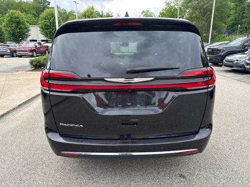 Brilliant Black Crystal Pearlcoat 2023 Chrysler Pacifica Touring-L