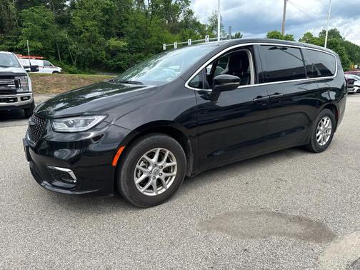 Brilliant Black Crystal Pearlcoat 2023 Chrysler Pacifica Touring-L