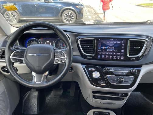 Brilliant Black Crystal Pearlcoat 2023 Chrysler Pacifica Touring-L