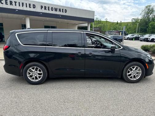 Brilliant Black Crystal Pearlcoat 2023 Chrysler Pacifica Touring-L