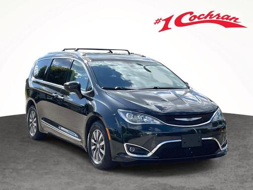 Brilliant Black Crystal Pearlcoat 2023 Chrysler Pacifica Touring-L