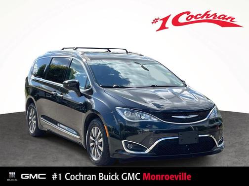 Brilliant Black Crystal Pearlcoat 2023 Chrysler Pacifica Touring-L