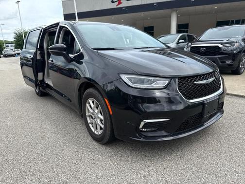 Brilliant Black Crystal Pearlcoat 2023 Chrysler Pacifica Touring-L