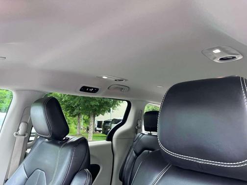 Brilliant Black Crystal Pearlcoat 2023 Chrysler Pacifica Touring-L