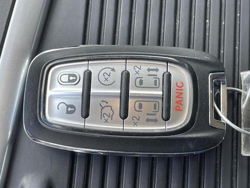 Brilliant Black Crystal Pearlcoat 2023 Chrysler Pacifica Touring-L