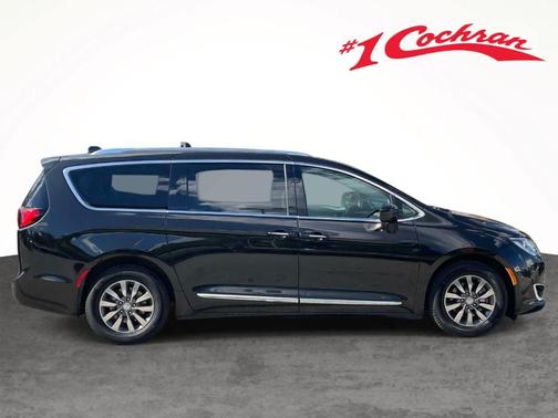 Brilliant Black Crystal Pearlcoat 2023 Chrysler Pacifica Touring-L