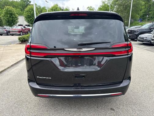 Brilliant Black Crystal Pearlcoat 2023 Chrysler Pacifica Touring-L
