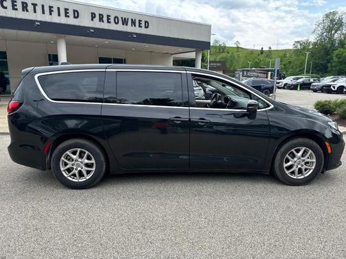 Brilliant Black Crystal Pearlcoat 2023 Chrysler Pacifica Touring-L