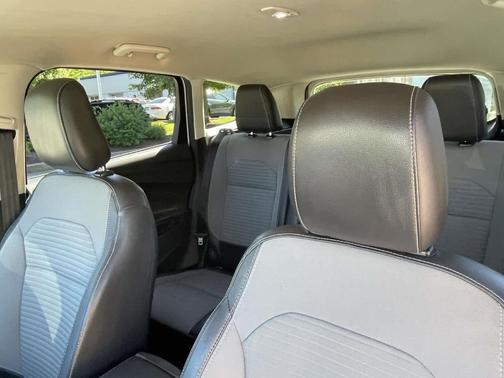 Oxford White 2019 Ford Escape SE