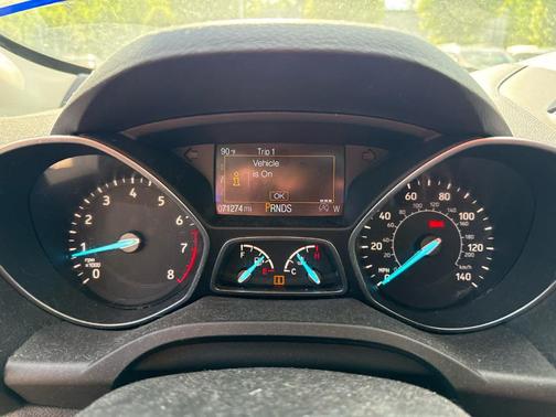 Oxford White 2019 Ford Escape SE