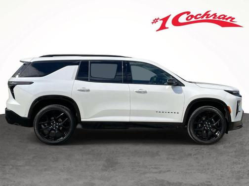 Iridescent Pearl Tricoat 2024 Chevrolet Traverse RS