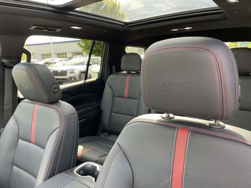 Iridescent Pearl Tricoat 2024 Chevrolet Traverse RS
