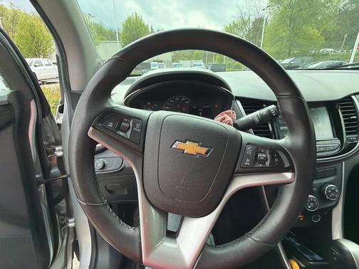 Silver Ice Metallic 2017 Chevrolet Trax LT
