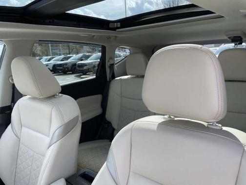 White 2023 Nissan Murano Platinum